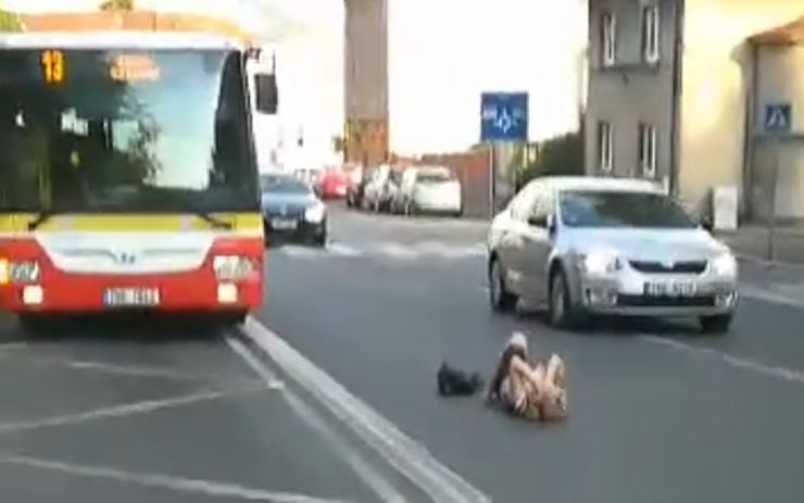 VIDEO: Žena si v Litvínově lehla do silnice mezi jedoucí auta