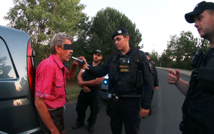 Opilý Němec kličkoval, pak měl problém zastavit. Skončil v policejní cele