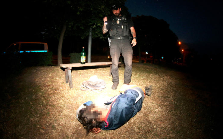 Pod lavičkou v parku ležel muž, kolemjdoucímu nebylo nehybné tělo lhostejné
