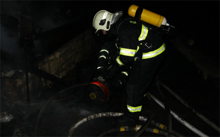 V Louce u Litvínova hořela autodílna v průmyslové hale, s nočním požárem bojovaly čtyři jednotky hasičů