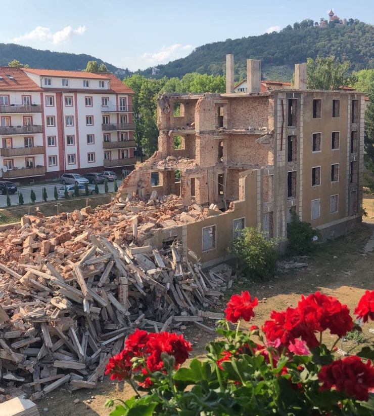 FOTO OD VÁS: Neobvyklý pohled na demolici bytového domu v Mostě