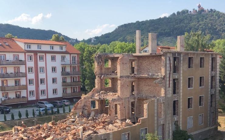 FOTO OD VÁS: Neobvyklý pohled na demolici bytového domu v Mostě