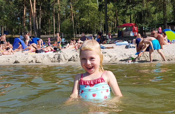 OBRAZEM: Takhle lidé trávili horký den na Máchově jezeře. Pozor na kvalitu vody