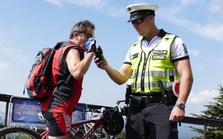 Policisté se při kontrolní akci zaměřili na chodce a cyklisty, byli i v okolí vodních ploch