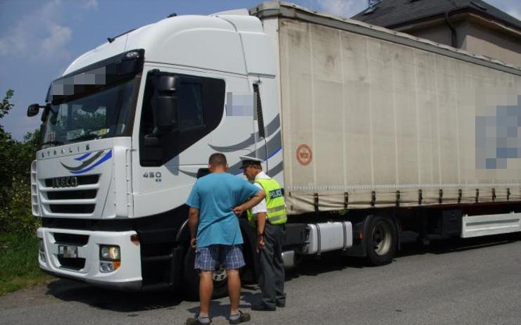 Ze silnic na Mostecku: Řidiči nákladních aut porušili zákony, u autobusů bylo vše v pořádku