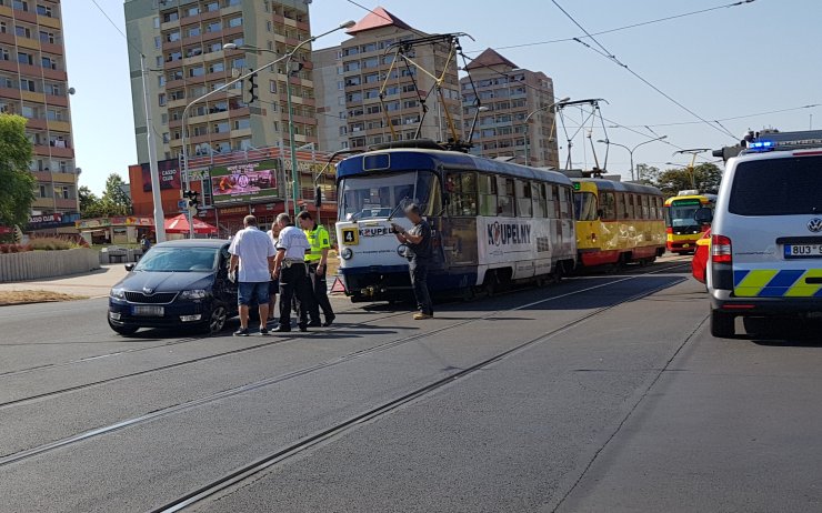 PRÁVĚ TEĎ: U Centralu se srazilo auto s tramvají, jezdí náhradní autobusová doprava