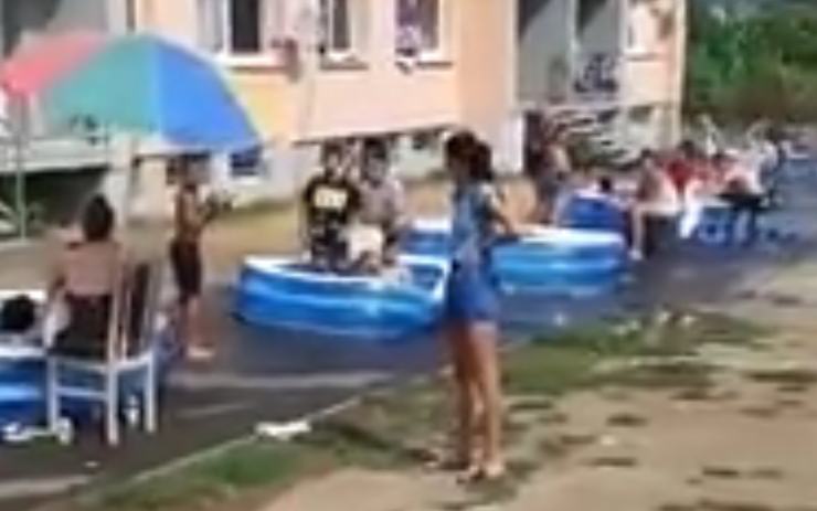 VIDEO: Internet má nový hit! Ulici plnou bazénů v Chanově