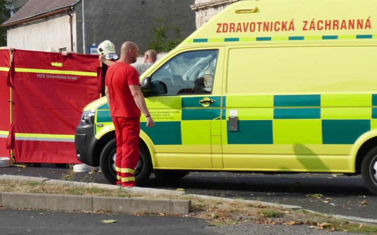 Další vážná nehoda motorkáře na Mostecku! Stroj položil na bok a narazil do protijedoucího auta