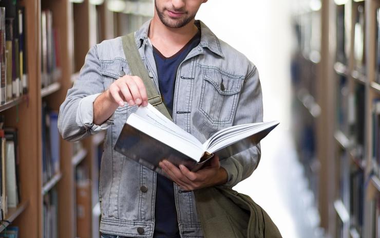 Most podporuje nadané studenty z chudých rodin. Dostanou příspěvek na školu