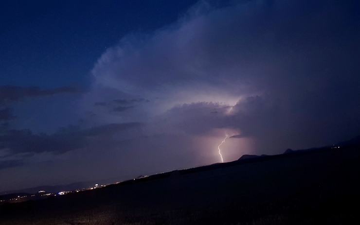 FOTO DNE: Takto se večer blýskalo nad Mosteckem. Meteorologové varují před silnými bouřkami