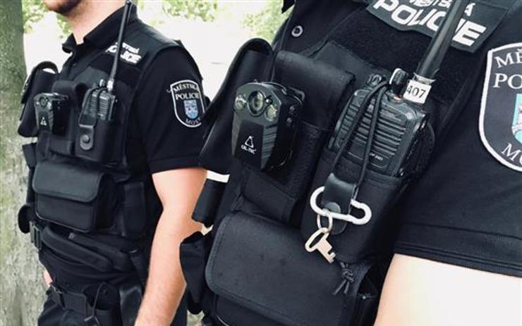 Každá hlídka bude mít na uniformě minikameru. Městská policie vylepšuje vybavení strážníků