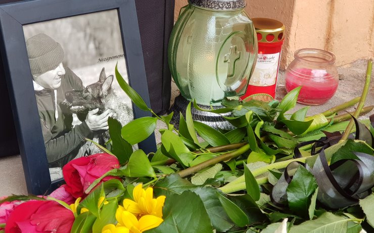 OBRAZEM: Lidé nosí svíčky a květiny k pomníčku Martina Marcina v Chomutově