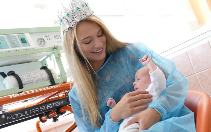 VIDEO AKTUÁLNĚ: Nejhezčí dívky Česka navštívily miminka v mostecké nemocnici