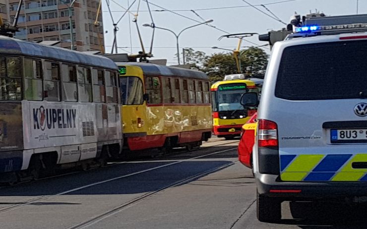 Incident v tramvaji: Přetlačovaná ve voze skončila zraněním revizora 