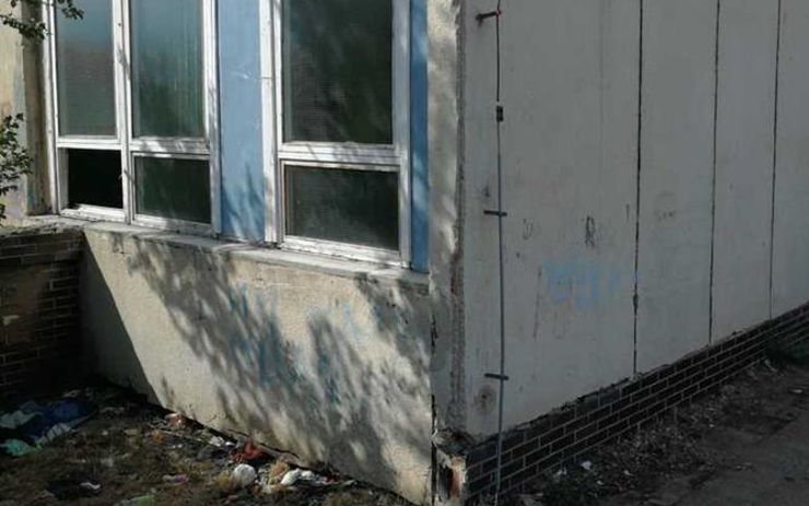 Do budovy chanovské školky se vloupali dva muži, použili okno v přízemí