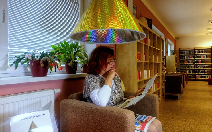 V knihovně nabízejí posezení pod relaxační pyramidou. Načerpáte tam energii