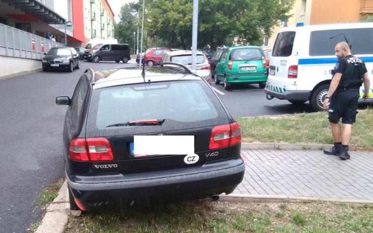 Majiteli ujelo u Luny špatně zaparkované auto. Může mluvit o štěstí