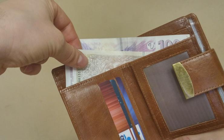 Ztráta peněženky v tramvaji přišla ženu draze, přišla o nemalou částku