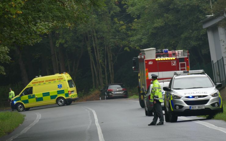 AKTUÁLNĚ: Auto u Meziboří zmizelo ze silnice a skončilo mezi stromy v potoce