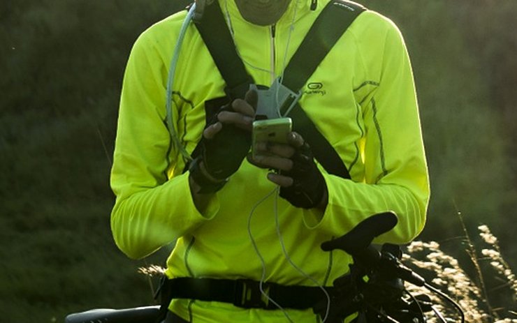 Tohle kuřák na lavičce nečekal! Projíždějící cyklista mu ukradl mobil