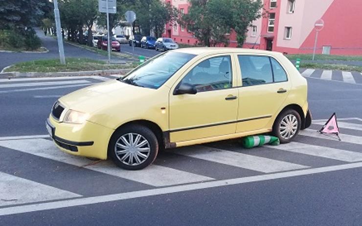 Osobní auto se v Mostě střetlo s motorkou. Lidé měli štěstí, vyvázli bez zranění