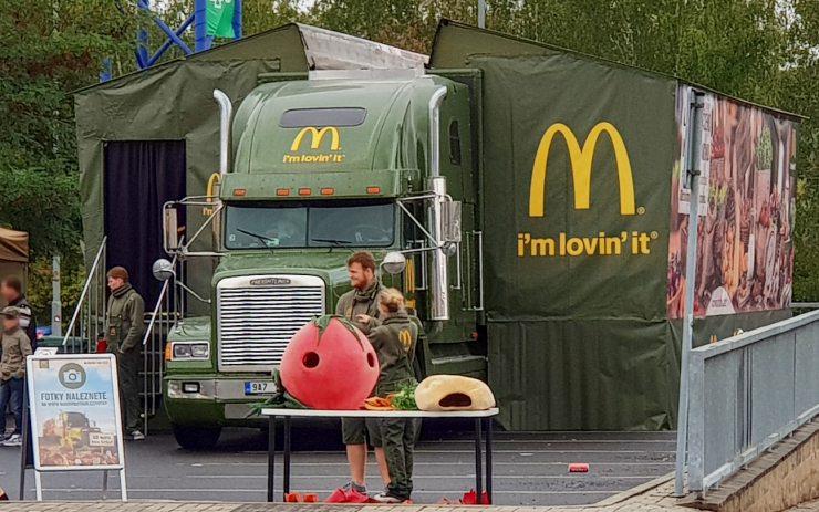 VÍKENDOVÁ DISKUZE: V Mostě zastavil zelený kamion McDonaldu. Co vy a rychlé občerstvení?