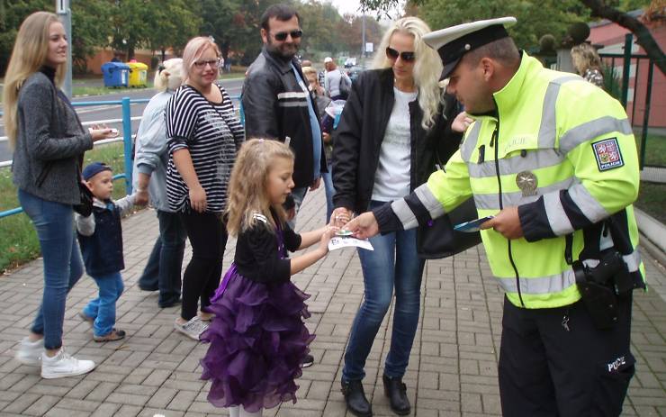 OBRAZEM: Ranní překvapení u škol. Děti dostaly od policistů úkolníčky a dobré rady