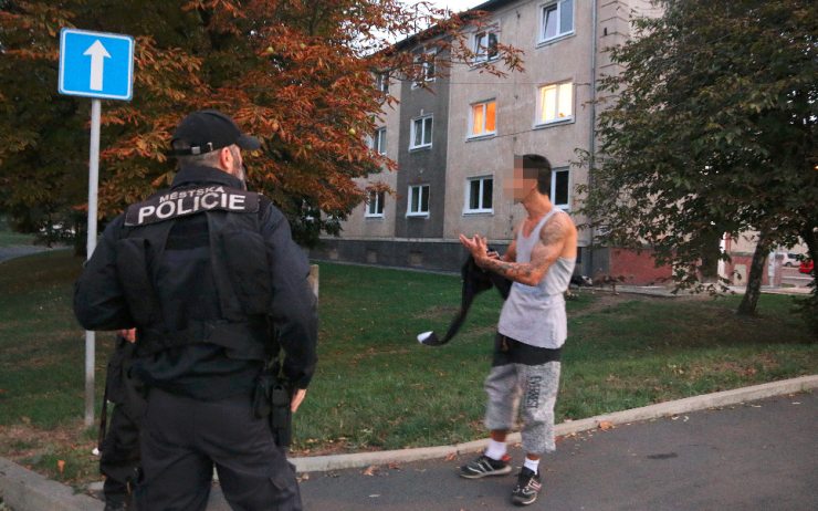 Muž šel za bývalou přítelkyní, ta v bytě již žila s někým jiným. Na vetřelce zavolali policii