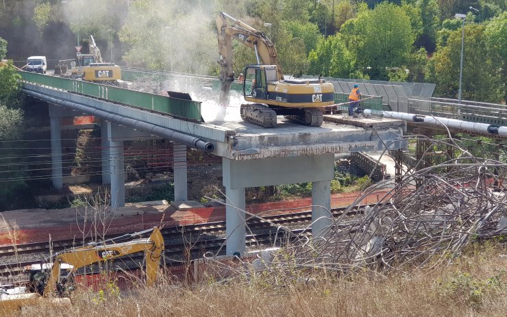 Starý silniční most do Rudolic už jde k zemi, začala jeho demolice