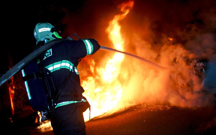 Někdo v noci v Mostě zapálil kontejner, žár poškodil i auto