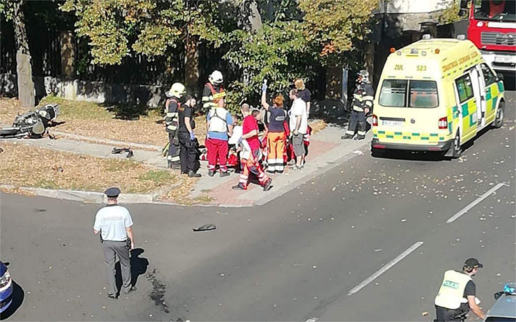 AKTUÁLNĚ: Vážná nehoda v Litvínově. Motocyklista havaroval na křižovatce, na místě přistával vrtulník