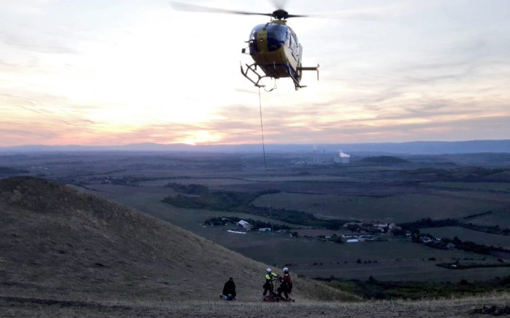 VIDEO AKTUÁLNĚ: Havárie paraglidisty na Rané, vrtulníkem jej snášeli z kopce