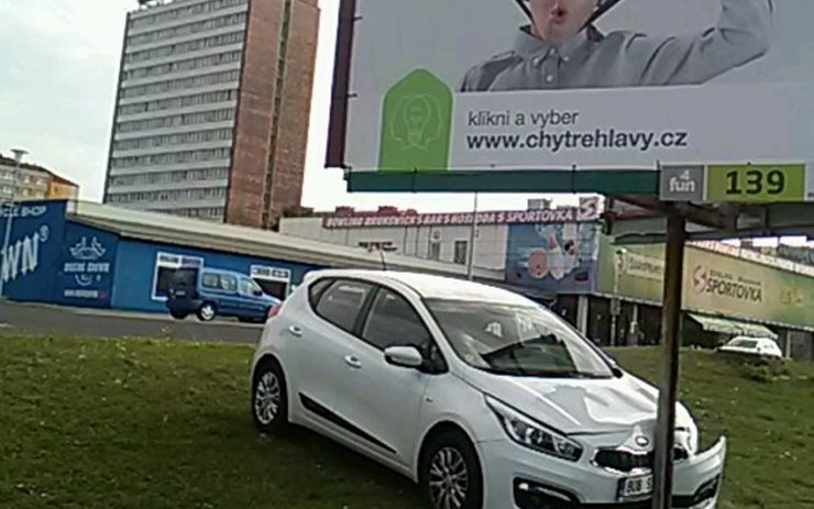 Řidiči dvou aut v Moskevské zapomněli na brzdy. Auta jim odjela z parkoviště