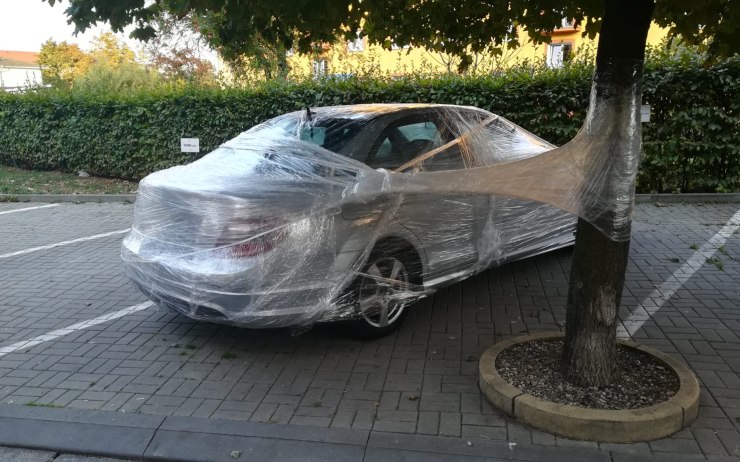 FOTO OD VÁS: Kdosi na parkovišti zabalil auto do folie. I se stromem