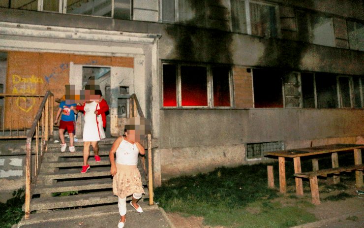 OBRAZEM: Rodiny s dětmi rychle opouštěly hořící dům v Chánově. Hasiči tam jeli dvakrát za večer