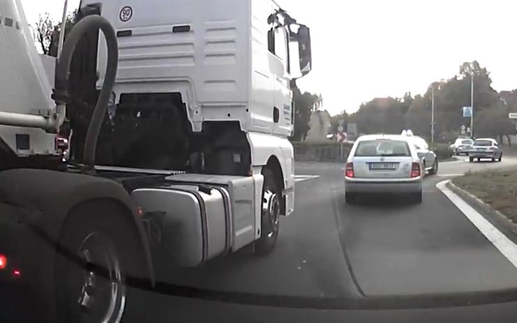 VIDEO: Drsné chování kamioňáka v Mostě. Spěchal za sanitou a vytlačil uhýbajícího řidiče