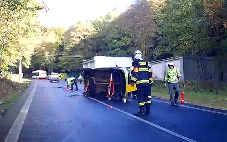 VIDEO AKTUÁLNĚ: Záchranáři zasahují u nehody nad Litvínovem, auto zůstalo převrácené uprostřed silnice