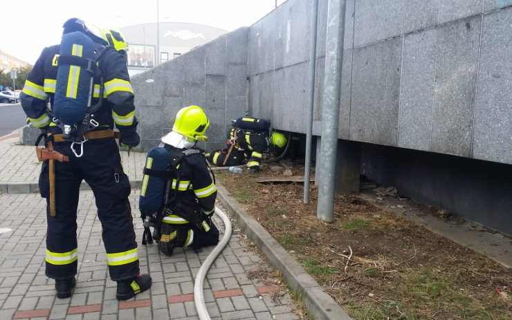 Požár u Kosmosu! Už podruhé za dva dny tam hořelo pod schodištěm