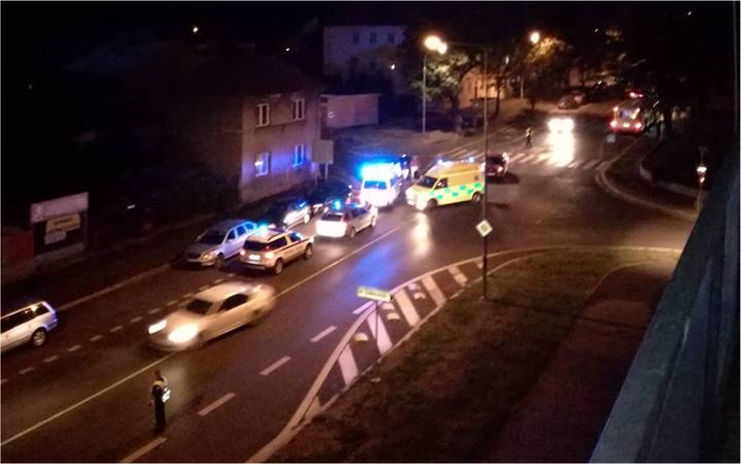 FOTO OD VÁS: Chodce na přechodě ve večerních hodinách srazilo auto. Skončil v nemocnici