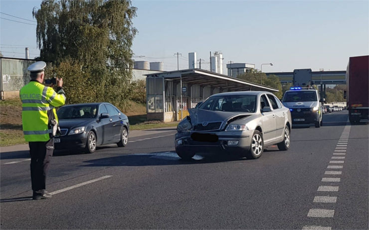 AKTUÁLNĚ: Srážka u Petrochemie, jedno z aut zůstalo uprostřed silnice