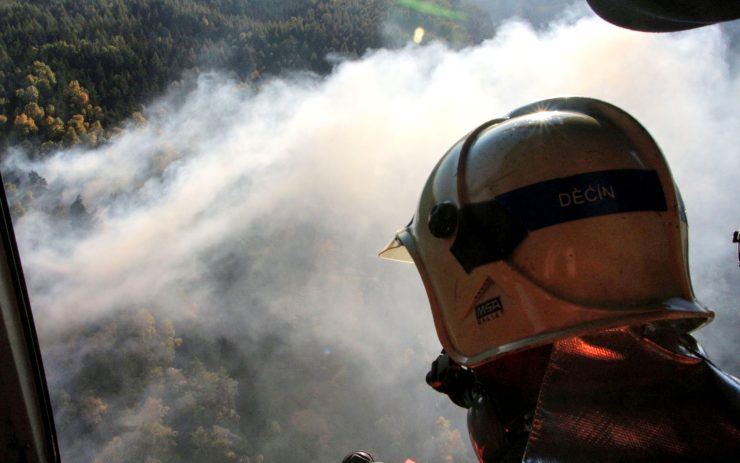 OBRAZEM: V Krušných horách bojují hasiči už druhý den s rozsáhlým lesním požárem v nebezpečném terénu