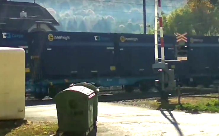 VIDEO: Lidé byli v šoku! Vlak projel přes nefunkční přejezd v Bílině plnou rychlostí