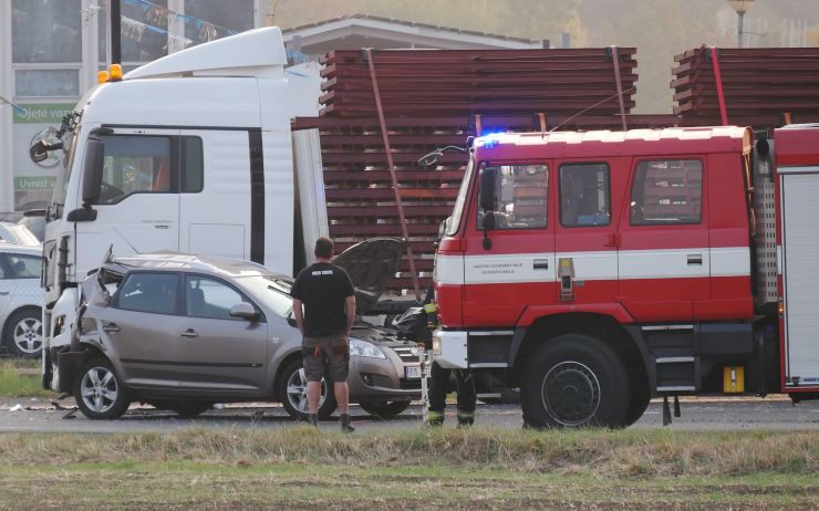 PRÁVĚ TEĎ: Vážná nehoda v Sedleci, střetl se kamion s osobním autem