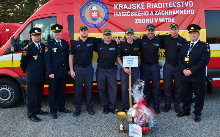 Mostečtí hasiči získali na Slovensku stříbro v soutěži ve vyprošťování zraněných z havarovaných aut