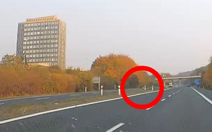 VIDEO: Nebezpečná klukovina na koridoru! Chlapec si na silnici svlékl kalhoty proti jedoucím autům