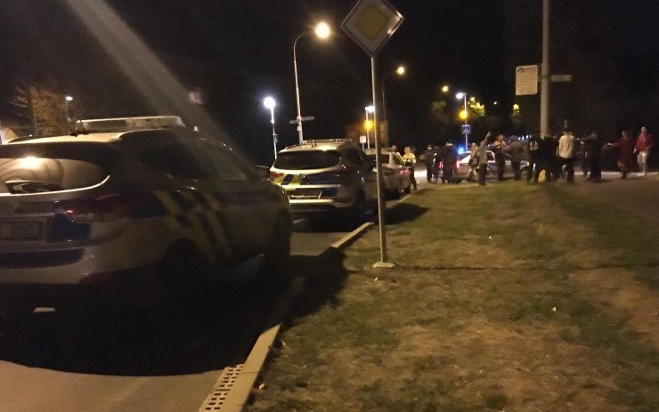 FOTO OD VÁS: Noční bitka v Litvínově, k hudebnímu klubu mířilo několik policejních aut