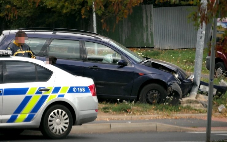 AKTUÁLNĚ: Auto na janovském sídlišti čelně narazilo do lampy