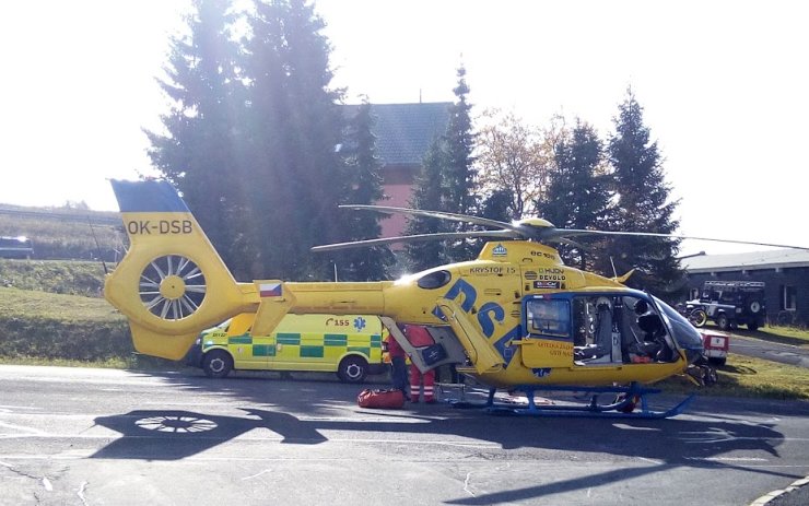 V Krušných horách se vážně zranil cyklista, do nemocnice ho přepravili vrtulníkem