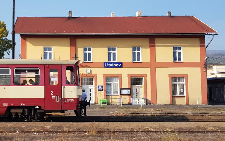 Na nádraží v Litvínově nalezli krvácejícího opilce ve skupině dalších opilých