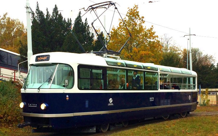 Máme inspiraci pro Lounsko! Praha má novou vyhlídkovou tramvaj. Má na palubě i bar